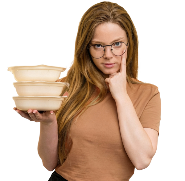 Kobieta trzymająca pudełka z automatu obiadowego